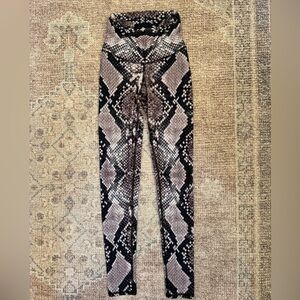 Niyama Sol Barefoot leggings  rare discontinued design size XS. EUC